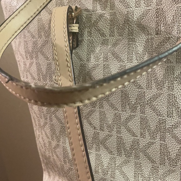 Micheal Kors Tote - Picture 5 of 15
